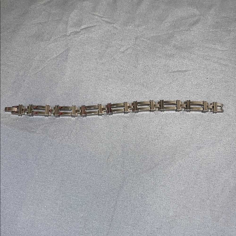 Silver Geometric Link Bracelet with Elegant Design